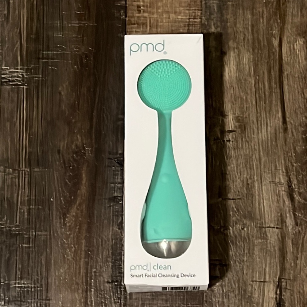 PMD clean smart facial cleansing device